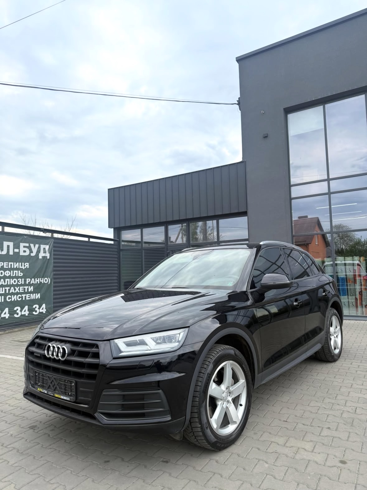 Купити Audi Q5 2.0 TDI 2019 року чорного кольору