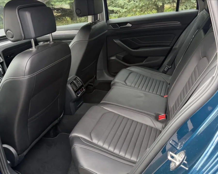 Купити Volkswagen Passat 2.0 TDI 2022 року синього кольору