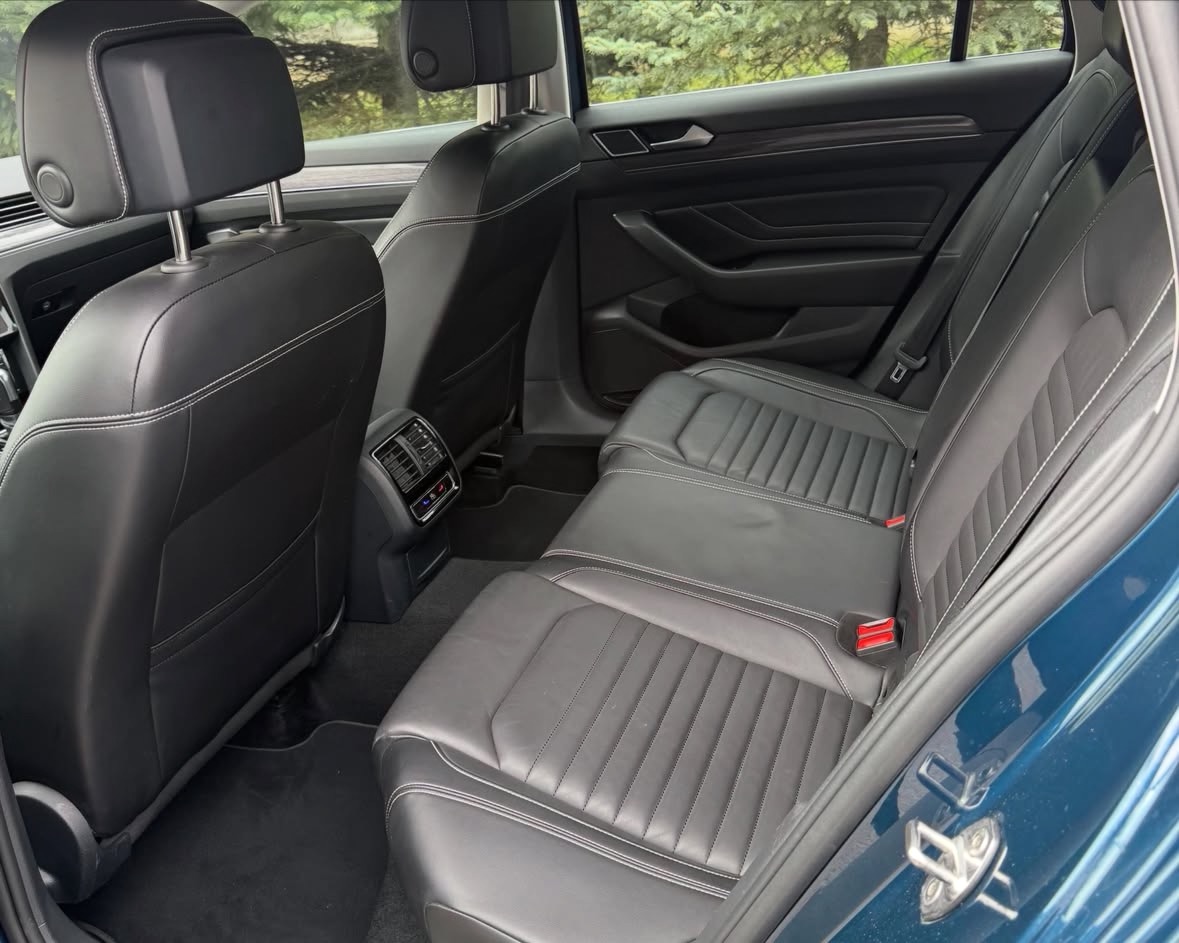 Купити Volkswagen Passat 2.0 TDI 2022 року синього кольору