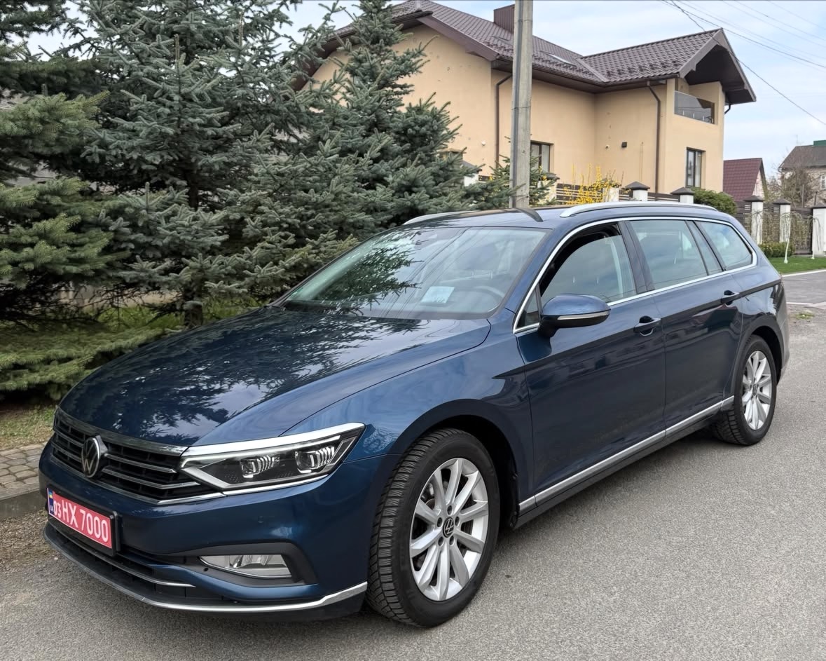 Купити Volkswagen Passat 2.0 TDI 2022 року синього кольору