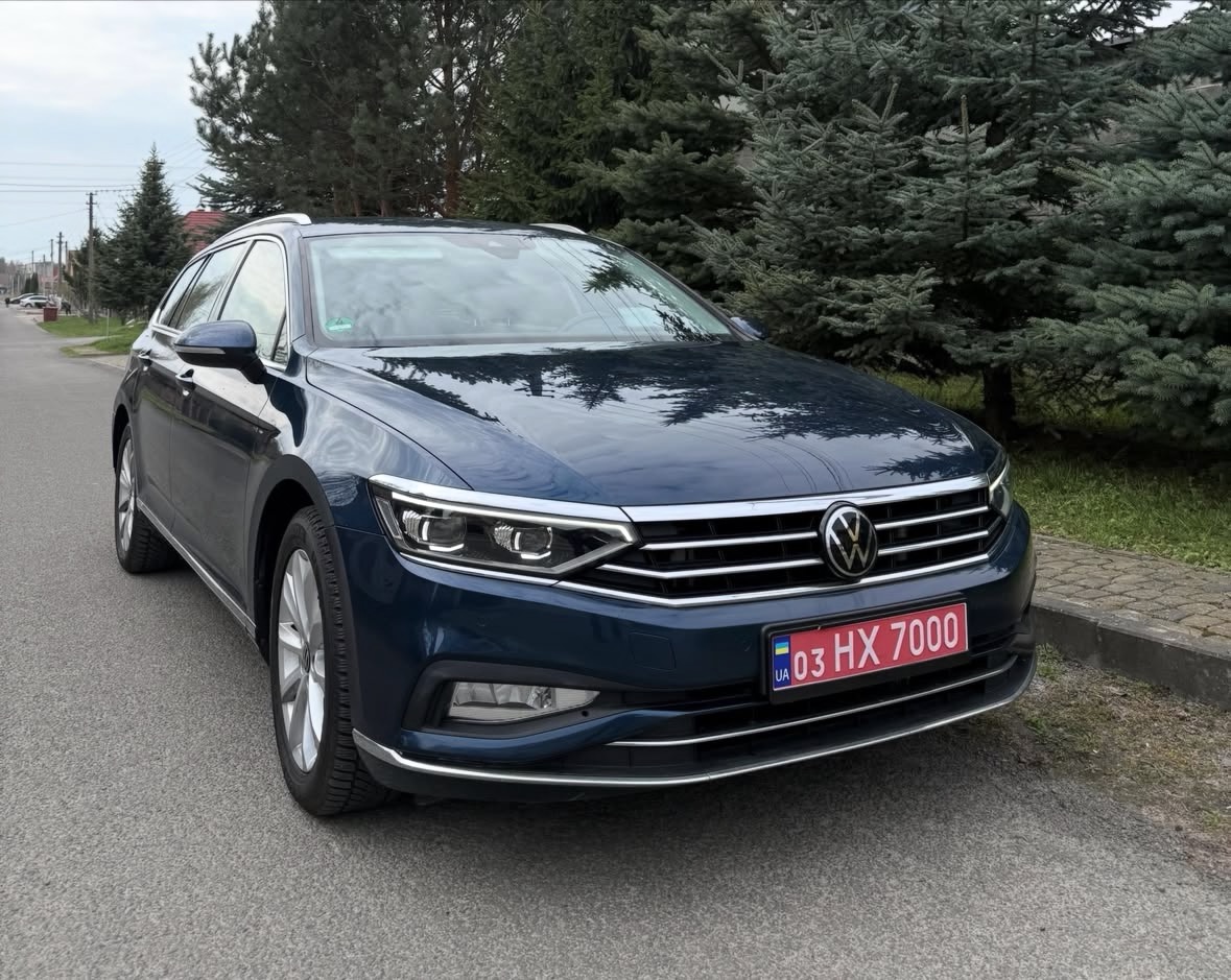Купити Volkswagen Passat 2.0 TDI 2022 року синього кольору