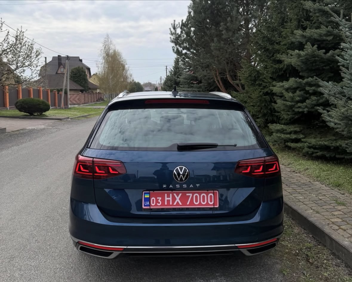 Купити Volkswagen Passat 2.0 TDI 2022 року синього кольору