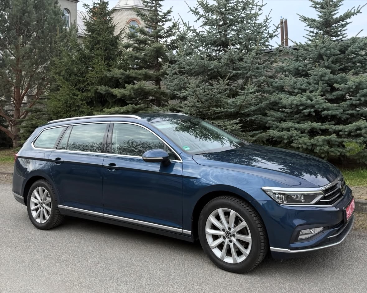 Купити Volkswagen Passat 2.0 TDI 2022 року синього кольору