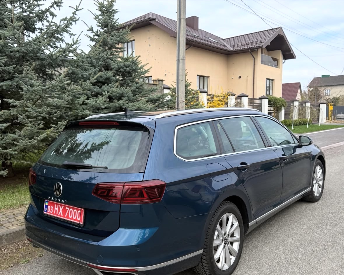 Купити Volkswagen Passat 2.0 TDI 2022 року синього кольору