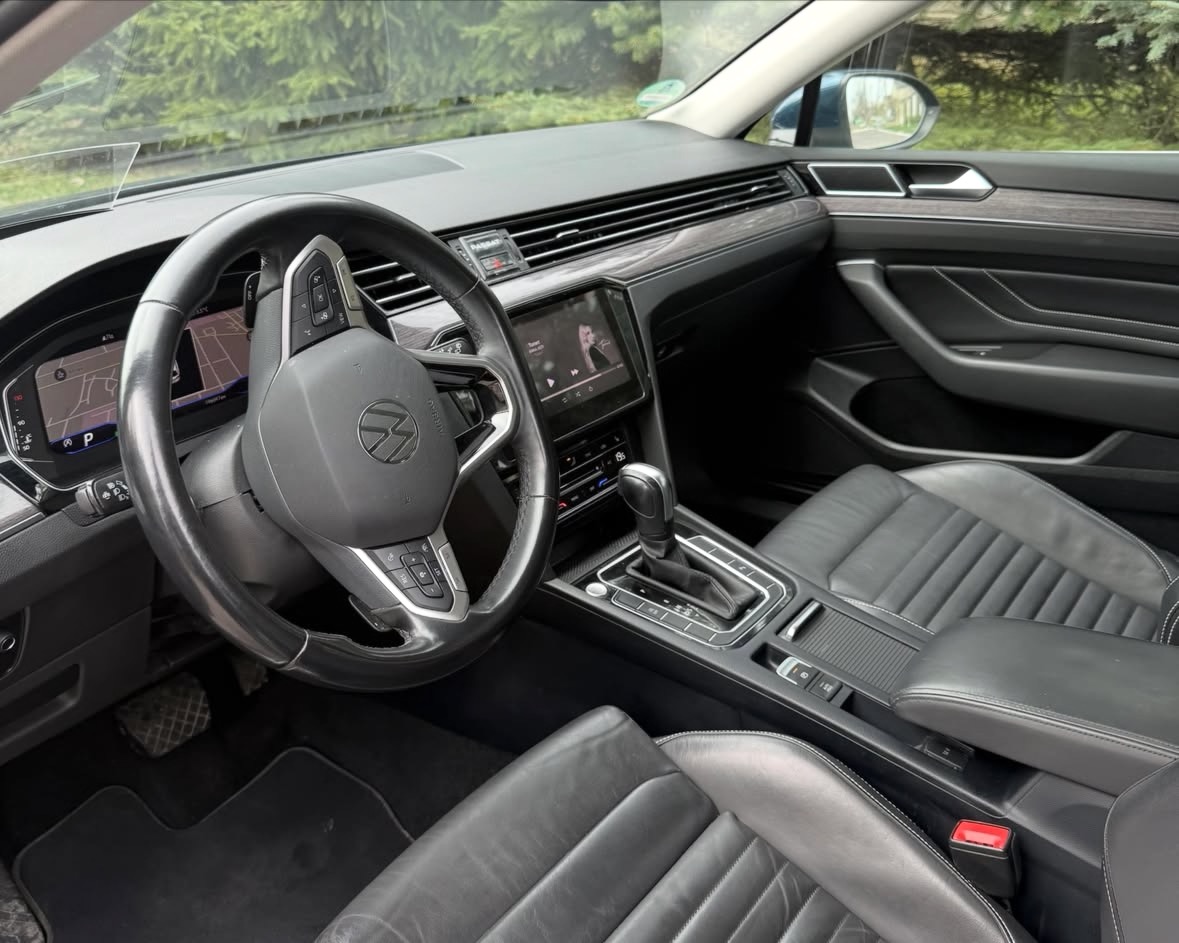 Купити Volkswagen Passat 2.0 TDI 2022 року синього кольору