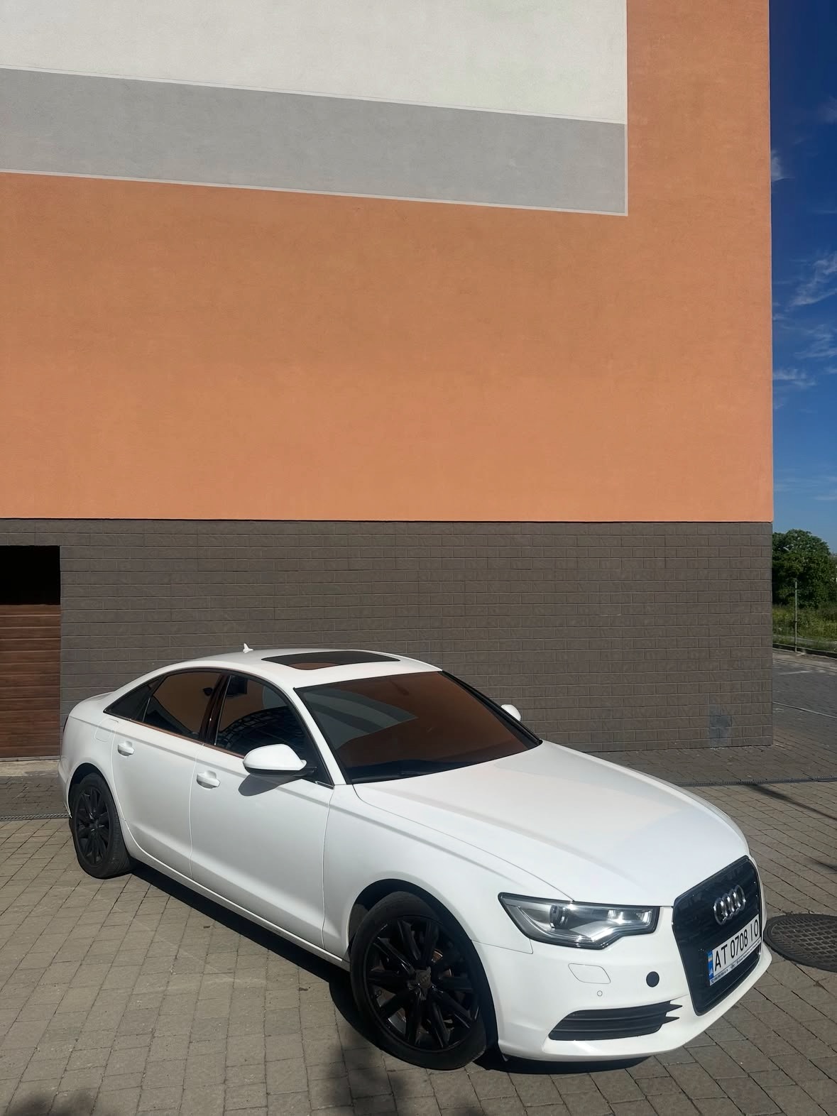 Купити Audi A6 2.0 дизель 2013 року білого кольору
