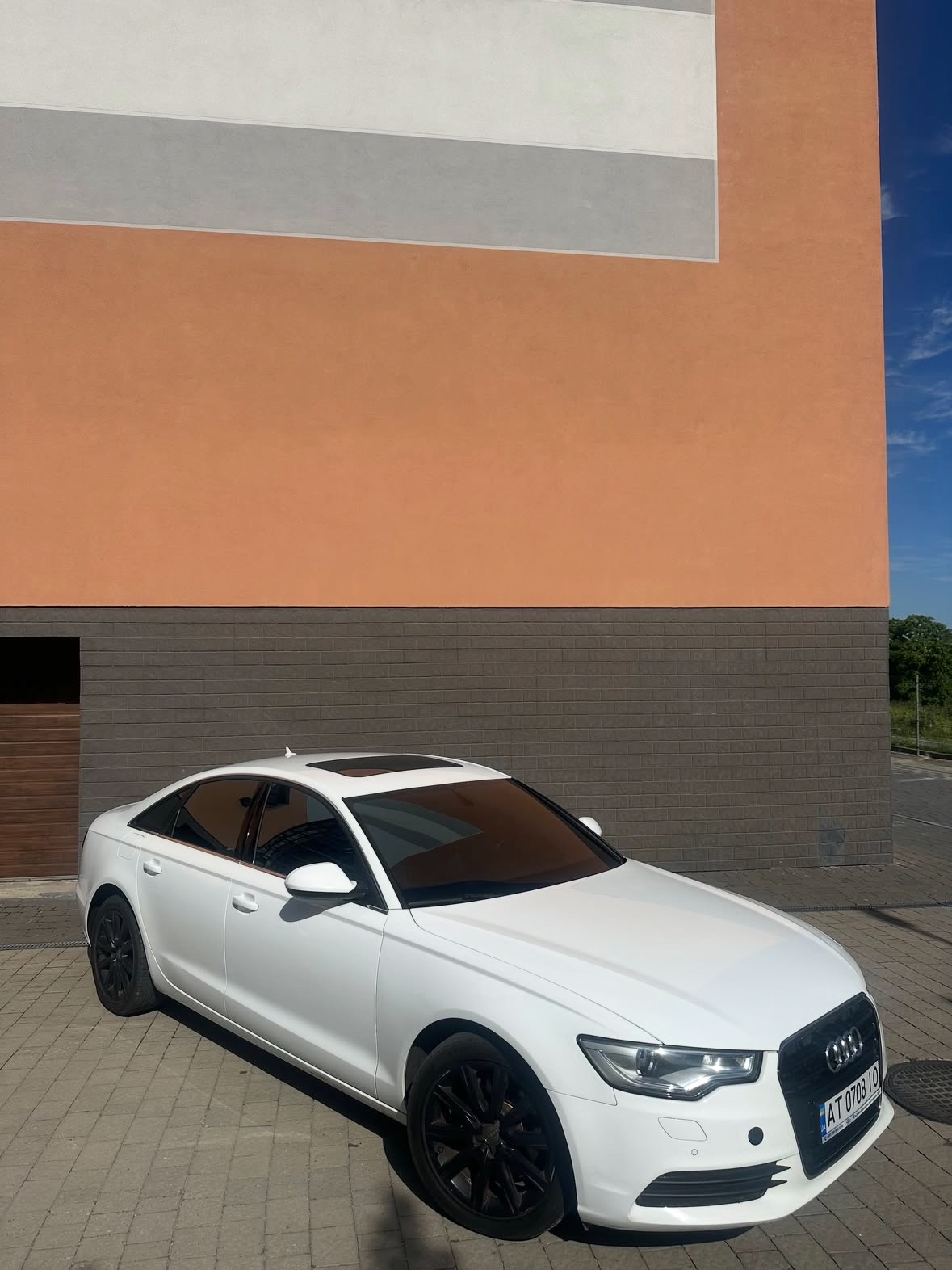 Купити Audi A6 2.0 дизель 2013 року білого кольору