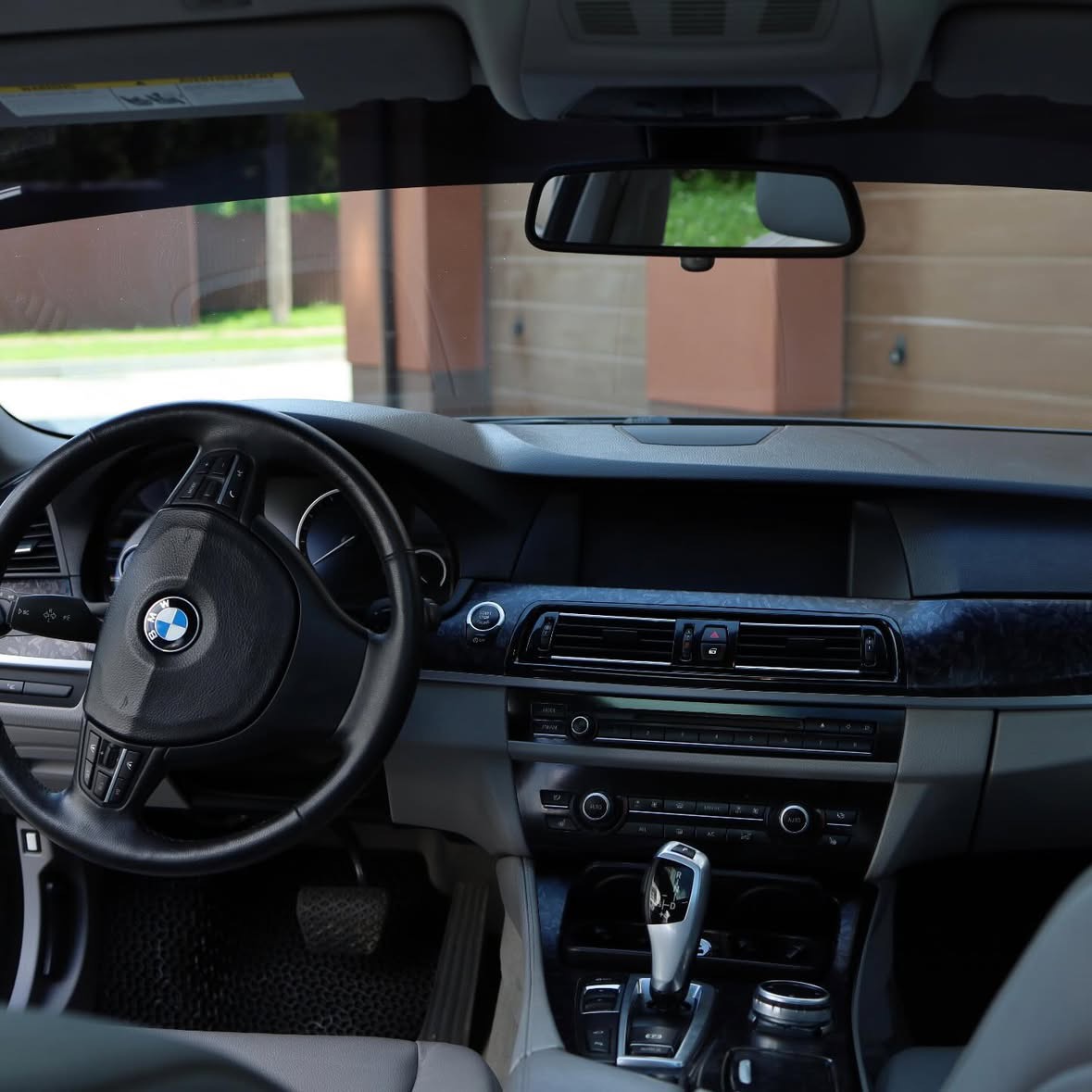 Купити BMW 528I 2013 2.0 бензин року сірого кольору в Івано-Франківську