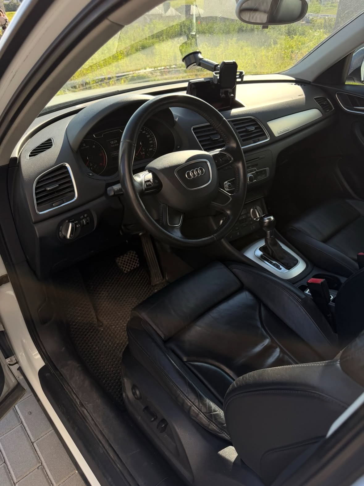 Купити Audi Q3 2.0 дизель 2013 року білого кольору у Львові