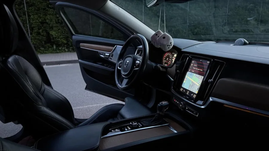 Купити Volvo S90 2.0 бензин 2016 року чорного кольору в Києві