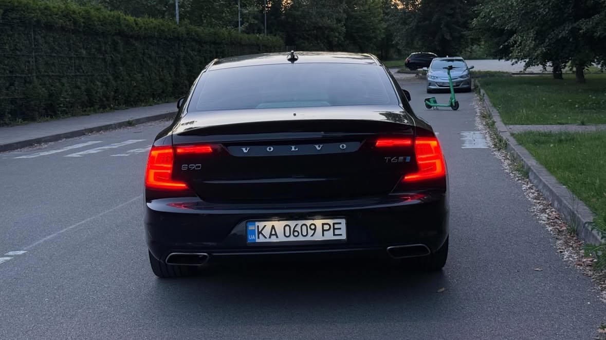 Купити Volvo S90 2.0 бензин 2016 року чорного кольору в Києві