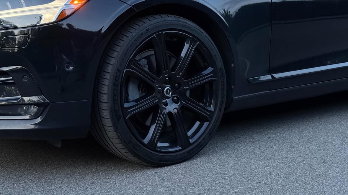 Купити Volvo S90 2.0 бензин 2016 року чорного кольору в Києві