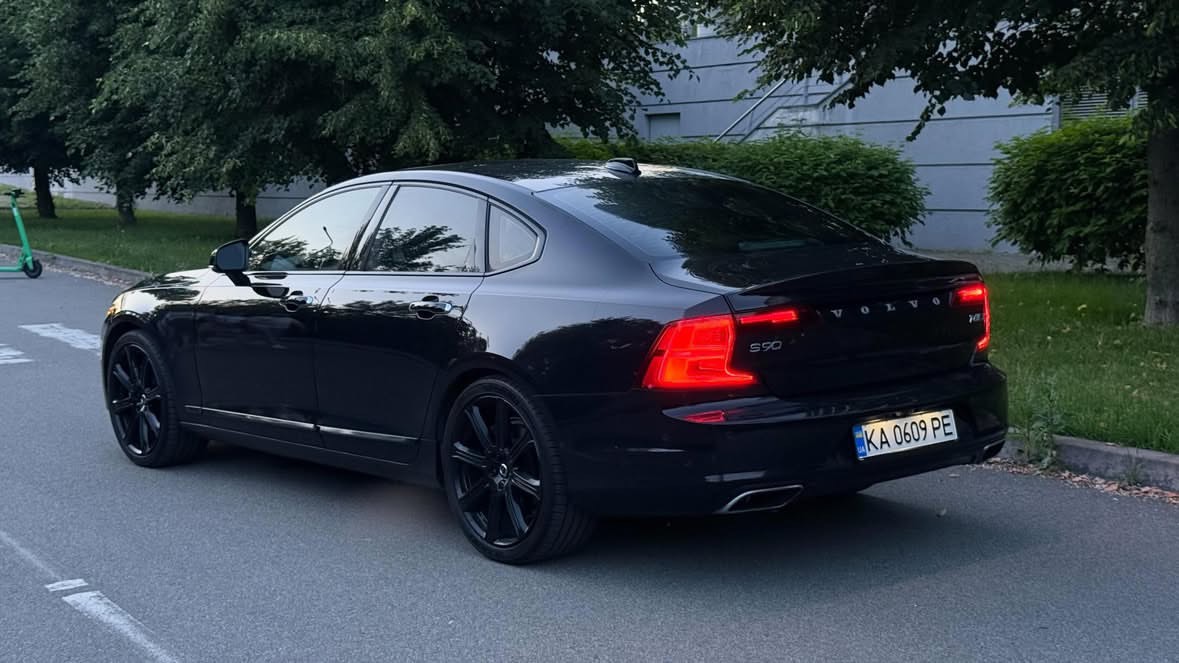 Купити Volvo S90 2.0 бензин 2016 року чорного кольору в Києві
