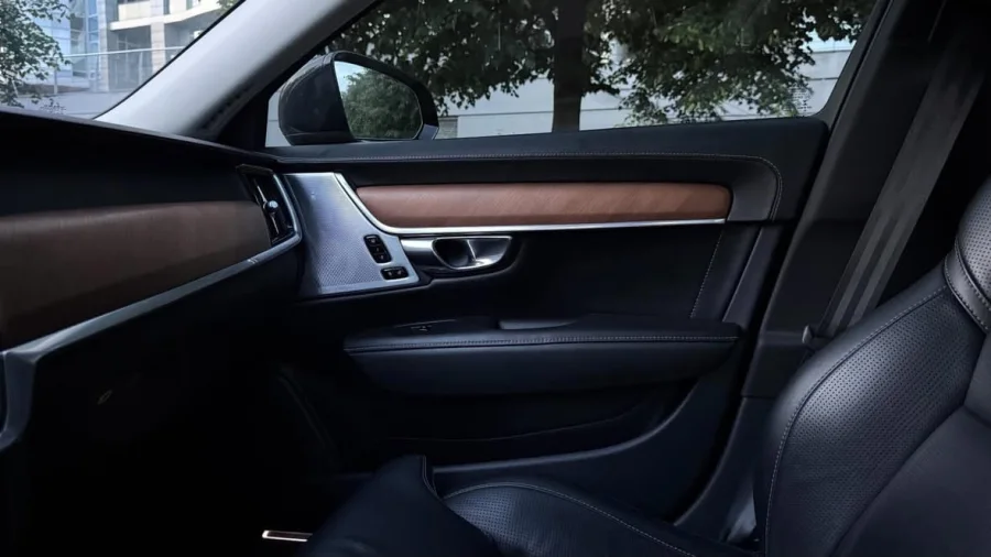 Купити Volvo S90 2.0 бензин 2016 року чорного кольору в Києві