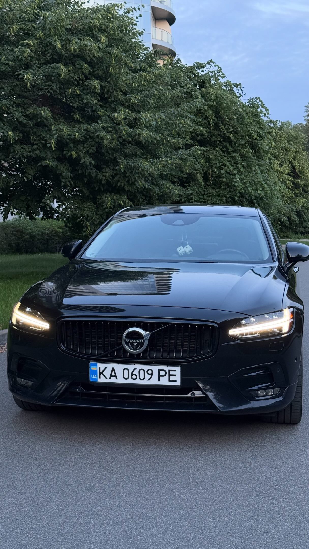 Купити Volvo S90 2.0 бензин 2016 року чорного кольору в Києві