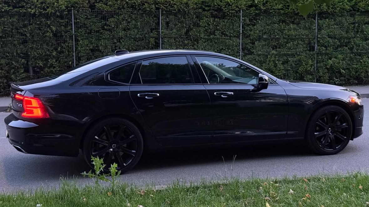 Купити Volvo S90 2.0 бензин 2016 року чорного кольору в Києві
