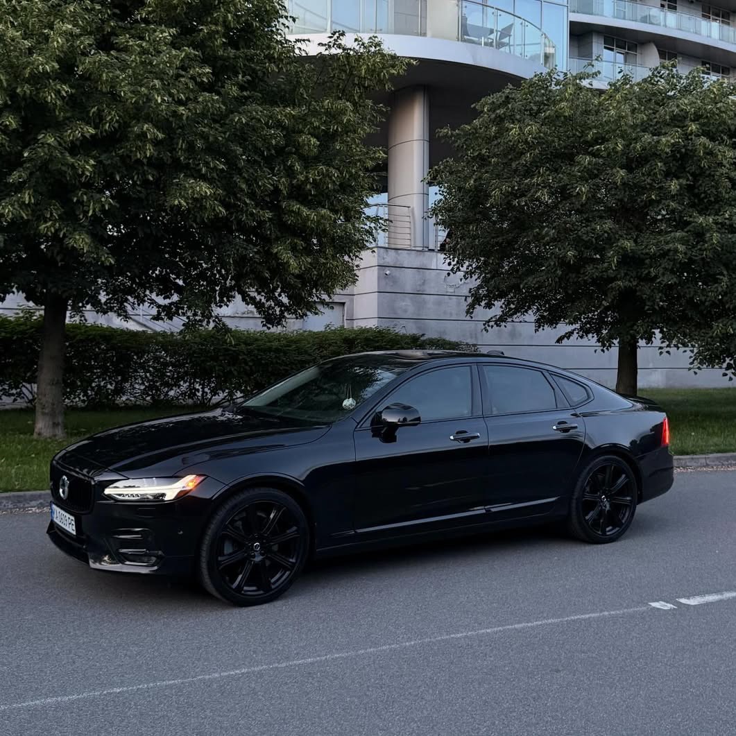 Купити Volvo S90 2.0 бензин 2016 року чорного кольору в Києві