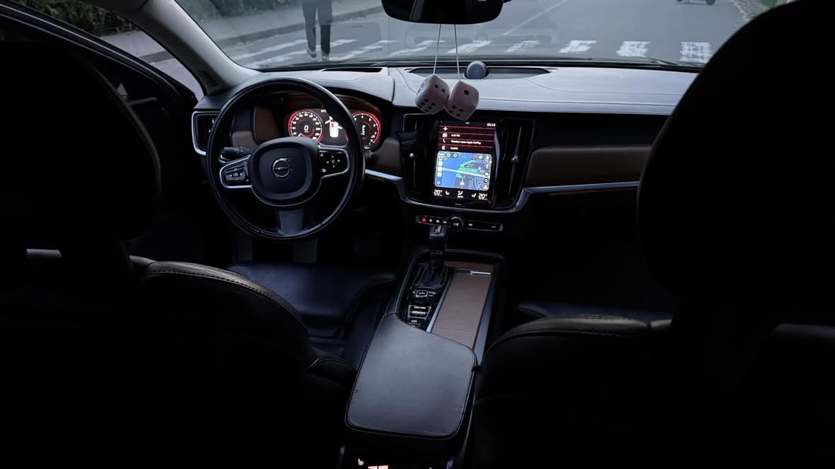 Купити Volvo S90 2.0 бензин 2016 року чорного кольору в Києві