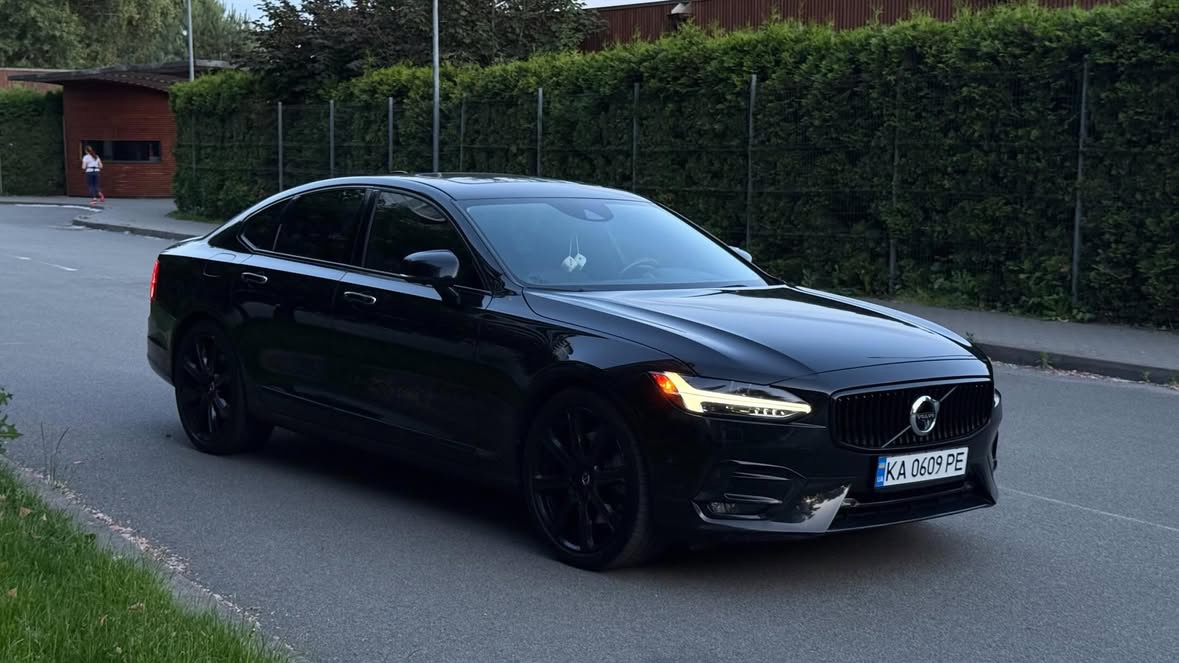 Купити Volvo S90 2.0 бензин 2016 року чорного кольору в Києві