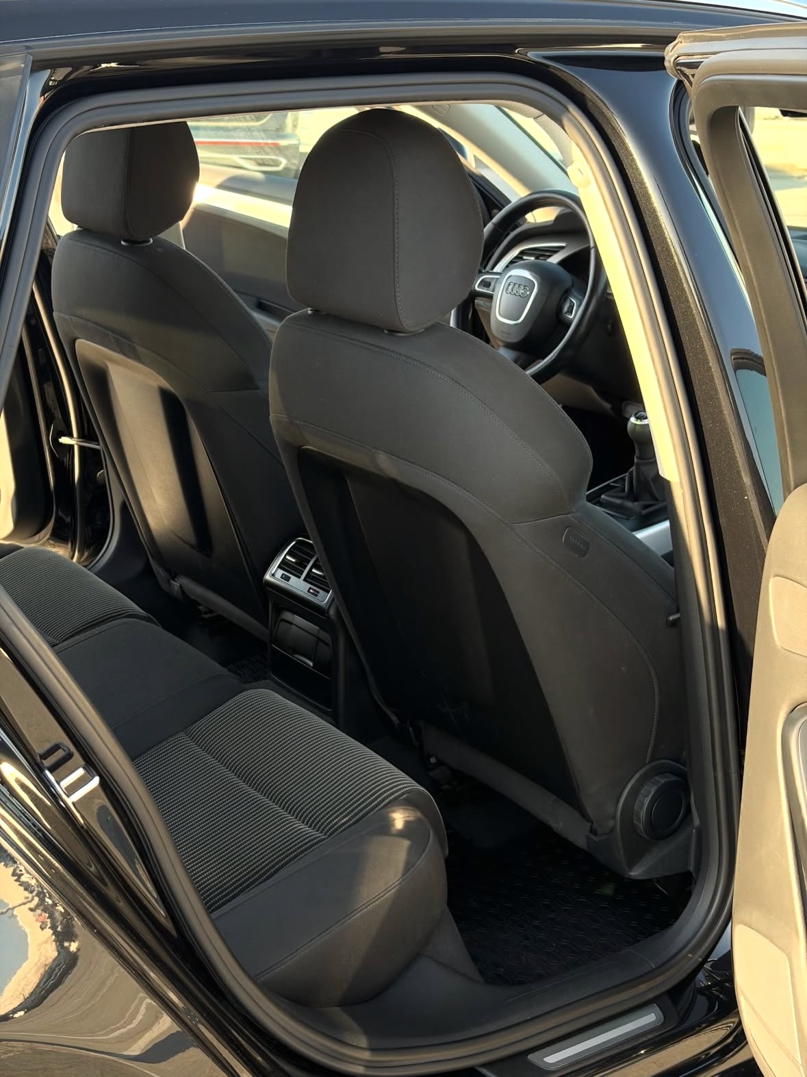 Купити Audi A4 2.0 дизель 2009 року чорного кольору в Варшаві